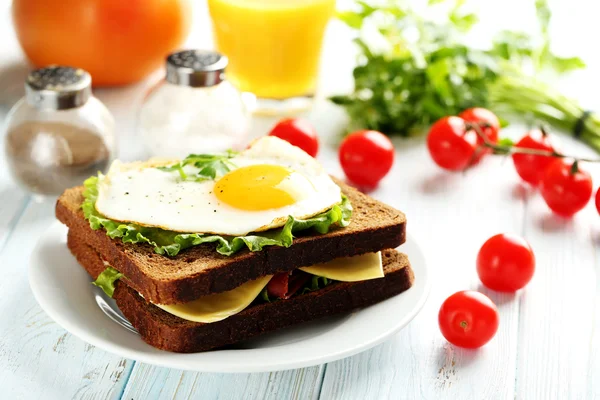 Kızarmış yumurta ile tost plaka üzerinde — Stok fotoğraf