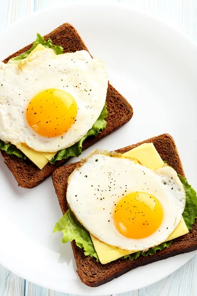 Spiegeleier mit Toastbrot auf Teller — Stockfoto