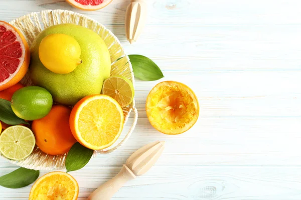 Citrusové plody s odšťavňovačem — Stock fotografie