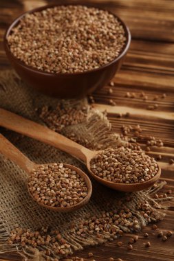 Tahta kaşıklar buğday tohumları