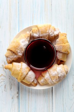 Ev yapımı taze kruvasanlar