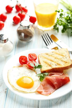 kızarmış yumurta, pastırma ve tost ile