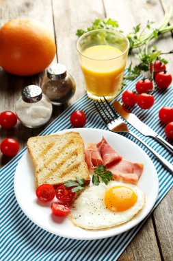 kızarmış yumurta, pastırma ve tost ile