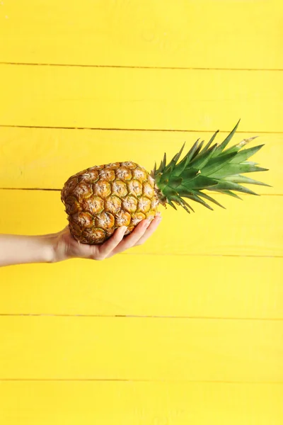 El tutma olgun ananas — Stok fotoğraf