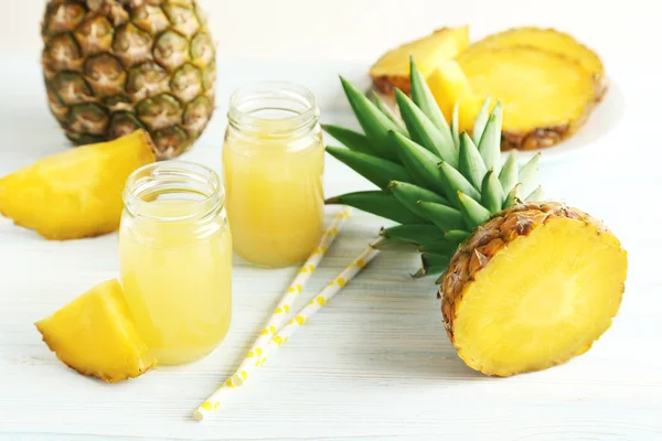 Бутылки ананасового сока — стоковое фото