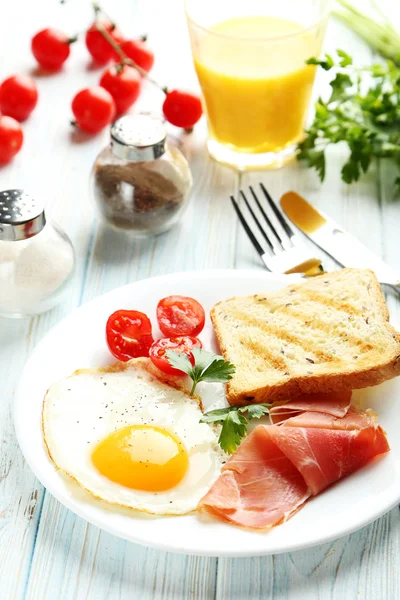 Stekt ägg med bacon och skålar — Stockfoto