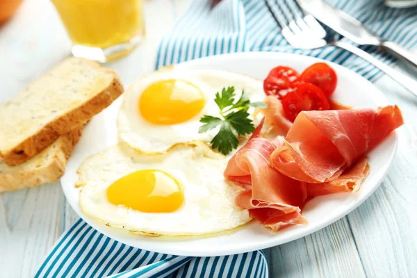 Gebakken eieren met bacon en toast — Stockfoto