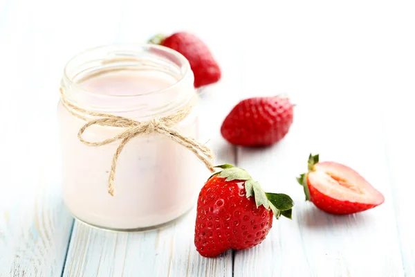 Yogur de fresa en vaso — Foto de Stock