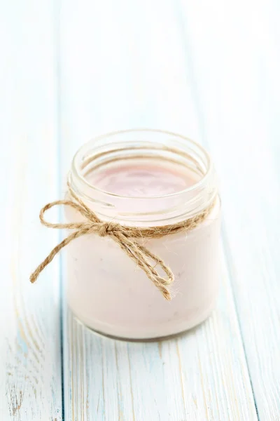 Полуничний йогурт у мисці — стокове фото