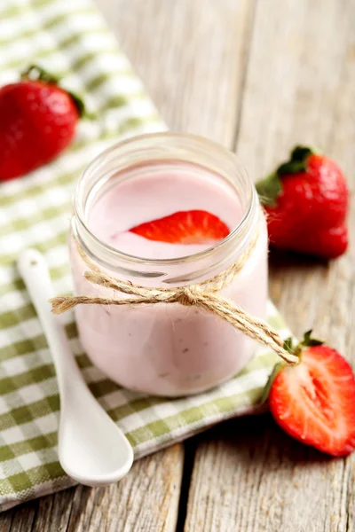 Jordgubbsyoghurt i glas — Stockfoto