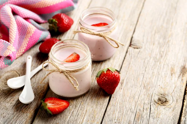 Yogurt alla fragola in bicchieri — Foto Stock