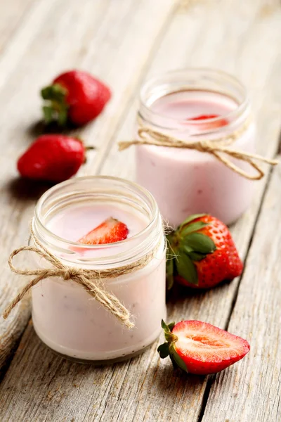 Iogurte de morango em copos — Fotografia de Stock