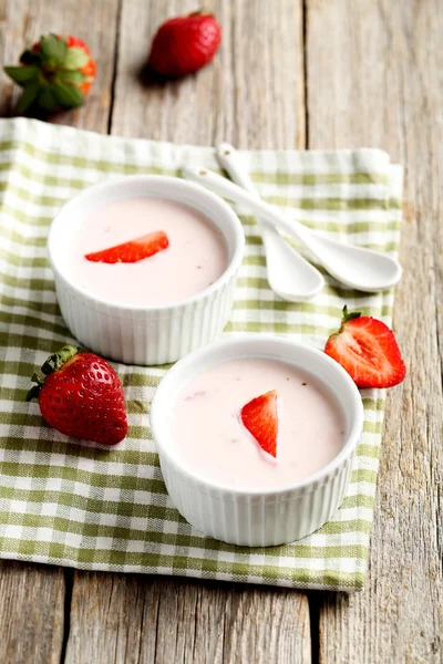 Strawberry yoghurt i skålar — Stockfoto