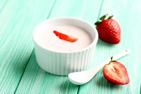 Yogur de fresa en un tazón — Foto de Stock