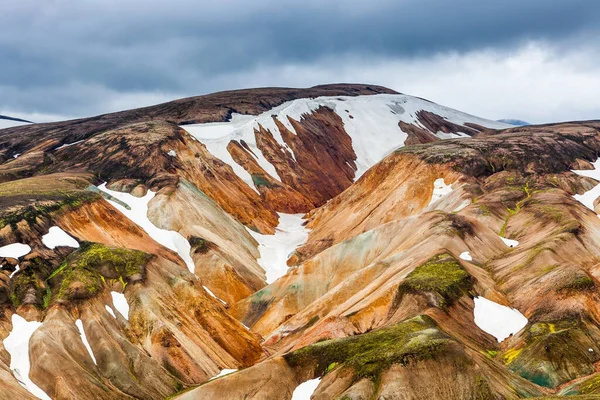 Encostas coloridas das montanhas riolitas com manchas de neve Impressionante paisagem islandesa — Fotografia de Stock