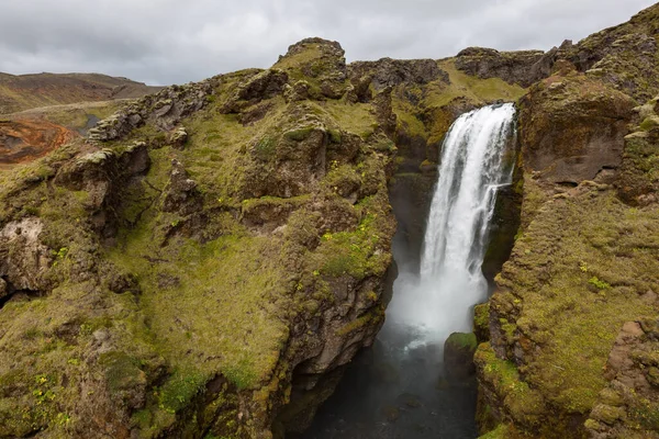 Vodopád na Laugavegur trek na Islandu Dramatická icelandská krajina v zamračený den — Stock fotografie