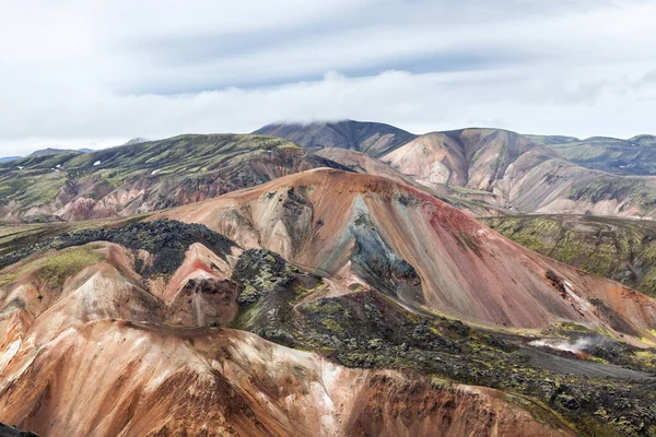 Barevné hory národního parku landmannalaugar v souostroví Úžasná ostrovní krajina — Stock fotografie