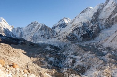 Nepal 'deki Everest ana kampı yakınlarındaki Gorakshep' deki Khumbu buzulu. Güzel Himalaya dağ manzarası.