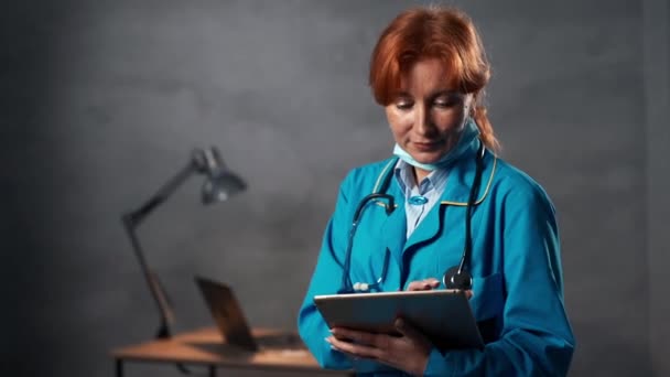 タブレットで働く女性医師。オンライン医者の概念 — ストック動画