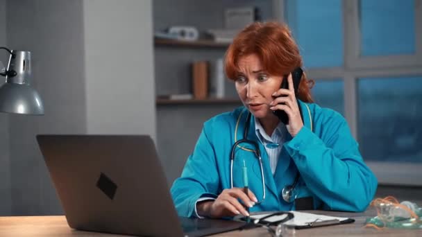 De vrouwelijke dokter heeft een telefoontje van de patiënt. Online doktersconcept — Stockvideo