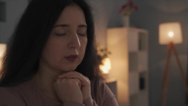 Женщина молится Богу дома. — стоковое видео