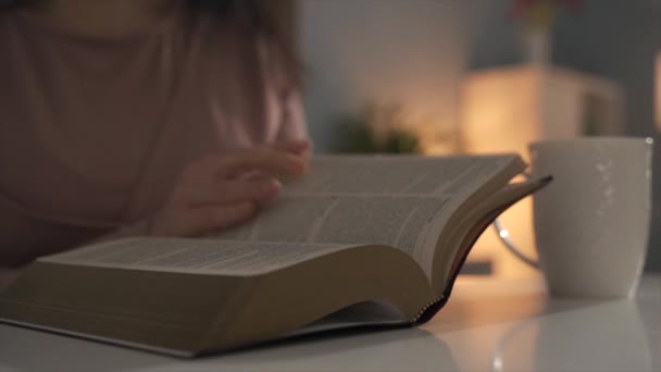 Le dispararon a las mujeres abriendo las manos y leyendo un libro. Concepto de estudio de la Biblia — Vídeos de Stock