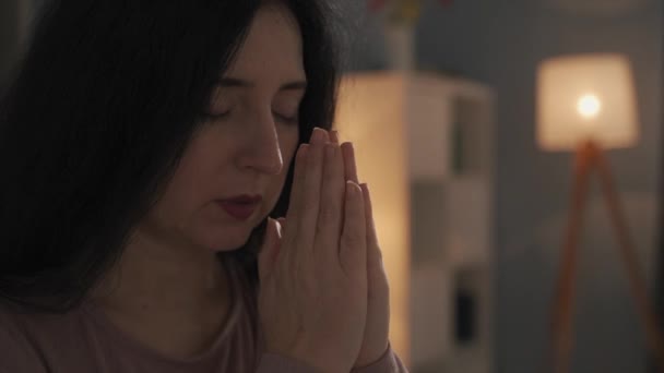 Γυναίκα προσεύχεται στο Θεό στο σπίτι. — Αρχείο Βίντεο