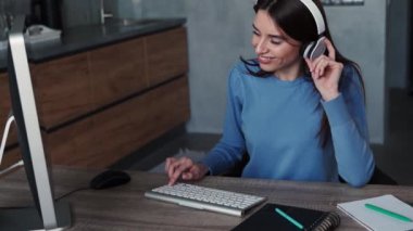 Evden online çalışan genç bir kadın. Kişisel karantina kavramı