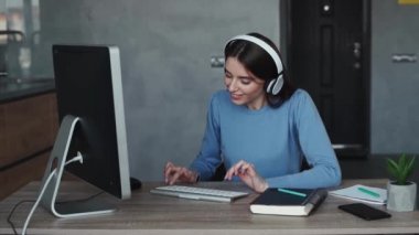 Evden online çalışan genç bir kadın. Kişisel karantina kavramı