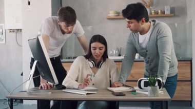 Profesyonel iş adamları sorunun çözümünü tartışıyor ve beyin fırtınası yapıyor. Ofisteki projede takım birlikte çalışıyor..