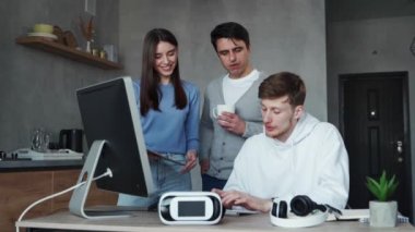 Birlikte çalışan ve projenin detaylarını tartışan 3 kişilik bir grup.