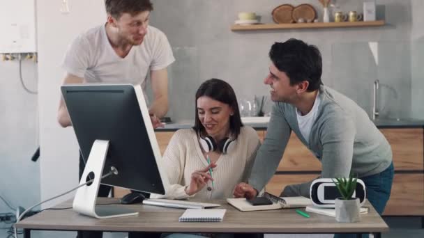 Studenten team brainstormen en bespreken oplossing voor probleem. Team werkt samen aan project in functie. — Stockvideo