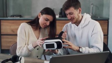 Adam kıza sanal gerçeklik gözlüklerini nasıl takacağını anlatıyor. VR 360 takım çalışması kavramı
