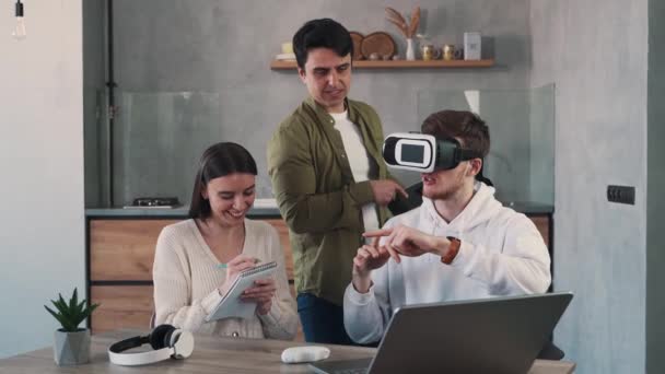 Kollégák egy csoportja dolgozik egy közös projekten virtuális valóság szemüveggel. Csapatmunka koncepciója — Stock videók