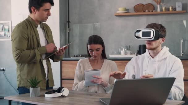 Een groep collega 's die werken aan een gezamenlijk project met een virtual reality bril. Teamwork concept — Stockvideo