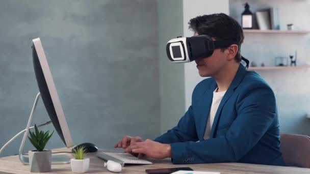 ビジネスマンは、仮想現実のメガネとコンピュータを使用しています。仕事のコンセプトのVRヘッドセット — ストック動画
