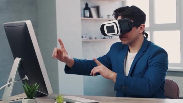 Man uses Virtual Realitiy glasses and computer. VR headset in work concept — Stock videók