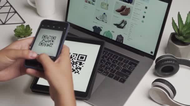 Numérisation d'un code QR et paiements sans contact pendant la pandémie de Covid-19. Un homme scanne le code QR affiché sur la tablette pour payer les marchandises. — Video