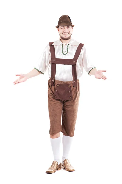 Улыбающийся баварский мужчина в рубашке и кожаных штанах — стоковое фото