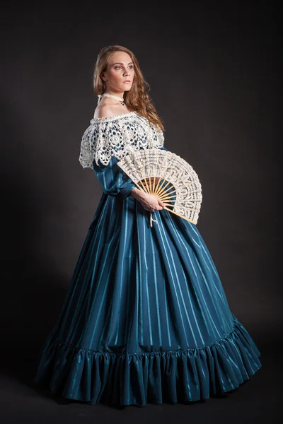 Portret elegancki kobieta w sukni średniowiecznej epoki. — Zdjęcie stockowe