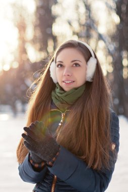 Kış güneşli gün kulaklık güzel bir kızla portresi