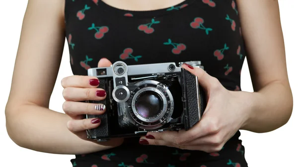 Manos de mujer con una vieja cámara retro aislada sobre fondo blanco — Foto de Stock