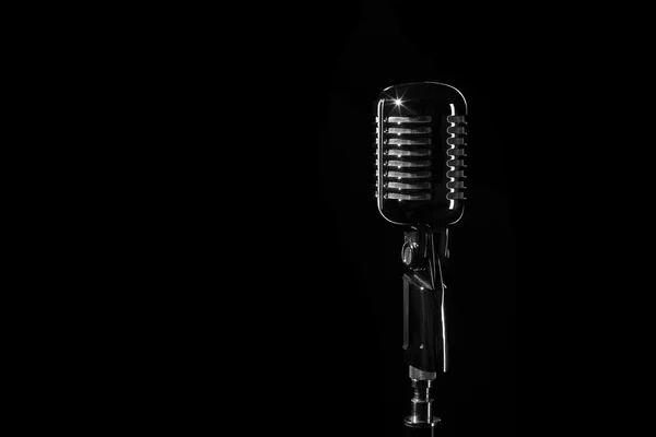 Vintage retro mikrofon isolerad på svart bakgrund — Stockfoto