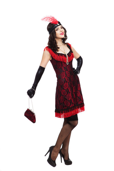 Молодая красивая женщина позирует в стиле кабаре ретро, изолированные на белом фоне
