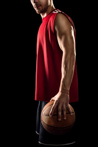 Basketbalspeler die bal geïsoleerd op zwarte achtergrond — Stockfoto