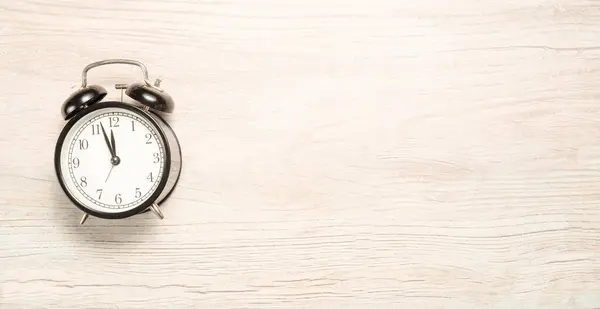 Reloj Con Despertador Con Hora Antes Medianoche Fondo Con Espacio — Foto de Stock