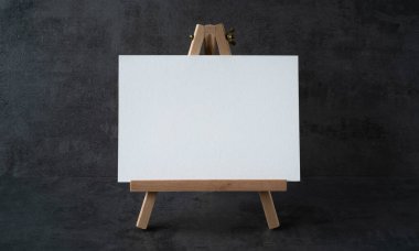 Gri arkaplandaki yazı için alanı olan tahta sehpa