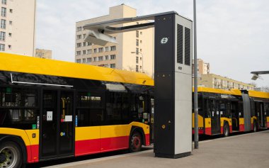 Şehirdeki aküyü şarj ederken ekolojik elektrik otobüsü