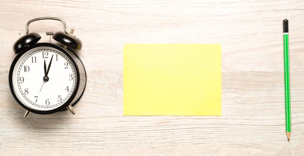 Cartão Amarelo Para Escrever Uma Nota Com Relógio Lápis Verde — Fotografia de Stock