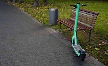 Parka park etmiş elektrikli scooter.